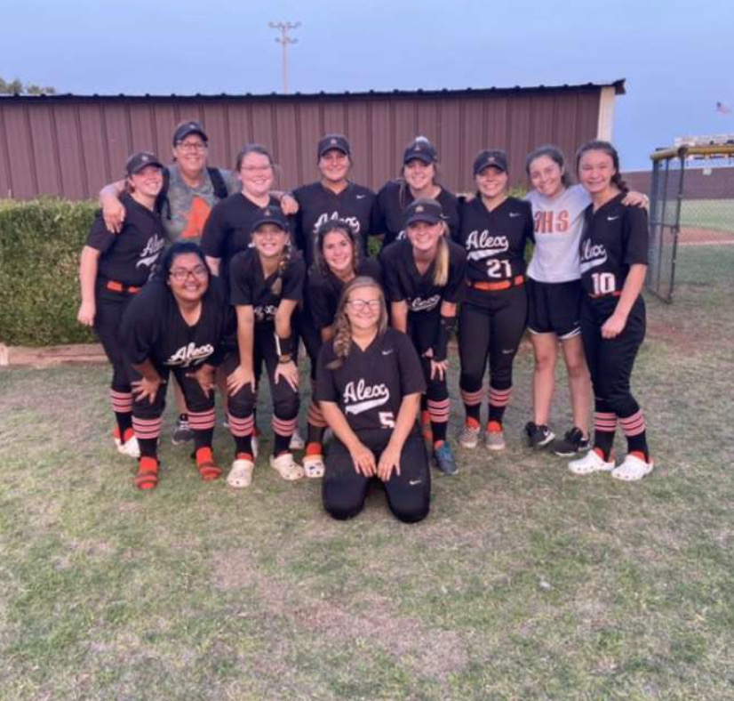 HS softball girls 🧡🖤
